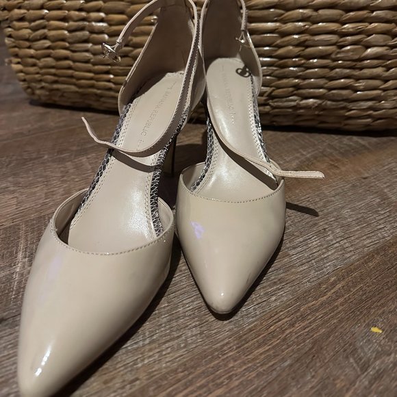 Banana Republic Heels size 10 snake details nude patent leather - Picture 2 of 4